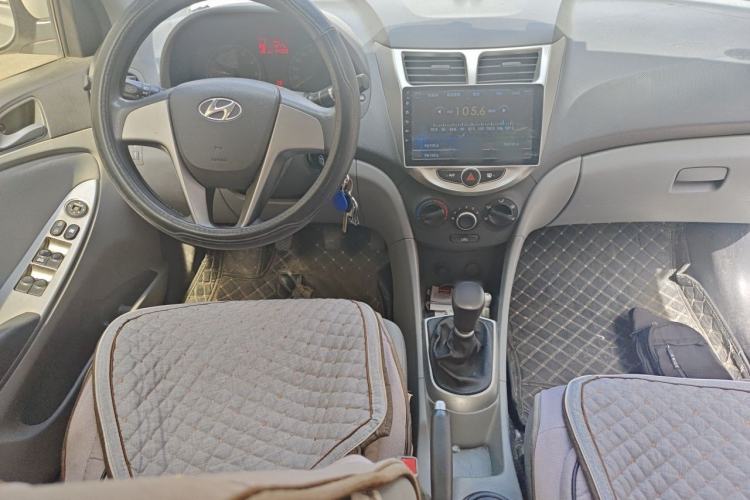 Used Hyundai Verna (older generation) 2014 1.4L Manual Smart GLS Trim Center Console