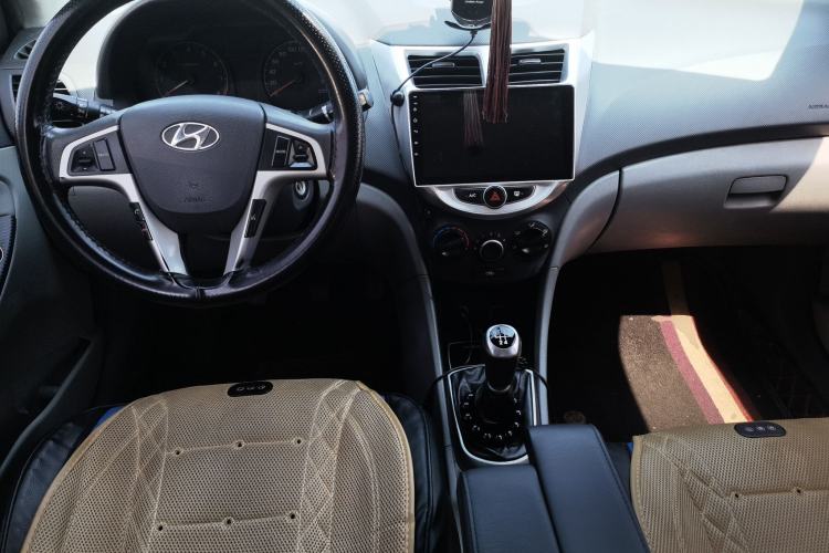 Used Hyundai Verna (older generation) 2014 1.4L Manual Smart GLS Trim Center Console