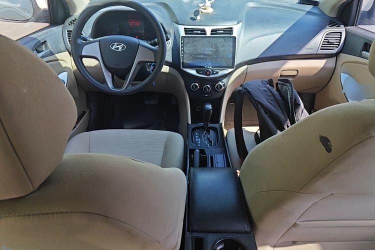Used Hyundai Verna (older generation) 2014 1.4L Automatic Smart GLS Center Console