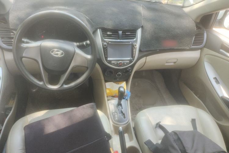 Used Hyundai Verna (older generation) 2014 1.4L Automatic Leading-Edge GLX Center Console