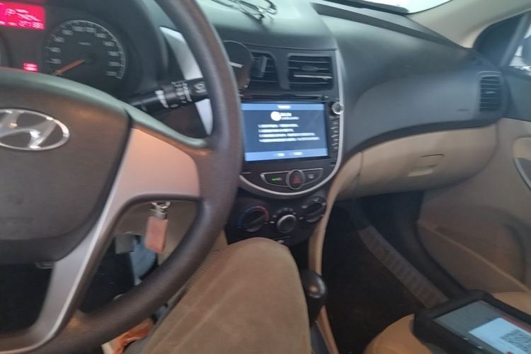 Used Hyundai Verna (older generation) 2014 1.4L Automatic Smart GLS Center Console