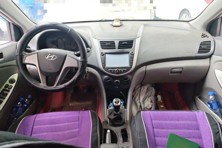 Used Hyundai Verna (older generation) 2014 1.4L Manual Smart GLS Trim Center Console