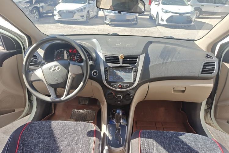 Used Hyundai Verna (older generation) 2014 1.4L Automatic Leading-Edge GLX Center Console