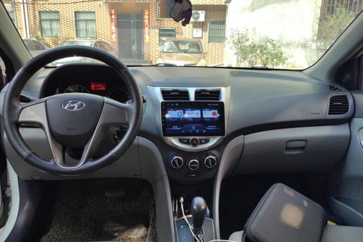 Used Hyundai Verna (older generation) 2014 1.4L Automatic Smart GLS Center Console