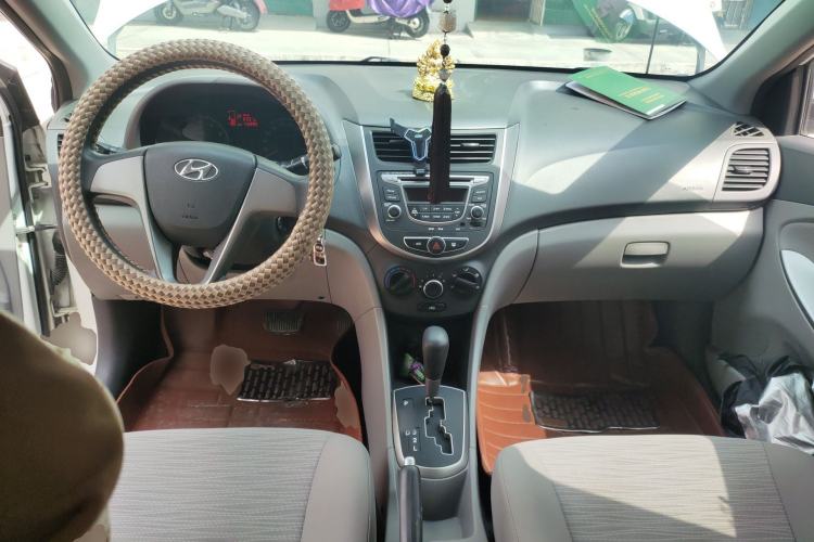 Used Hyundai Verna (older generation) 2014 1.4L Automatic Smart GLS Center Console