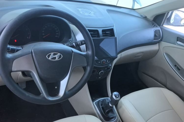 Used Hyundai Verna (older generation) 2014 1.4L Manual Smart GLS Trim Center Console