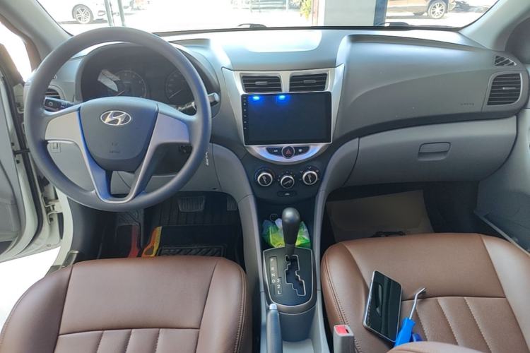Used Hyundai Verna (older generation) 2014 1.4L Automatic Smart GLS Center Console