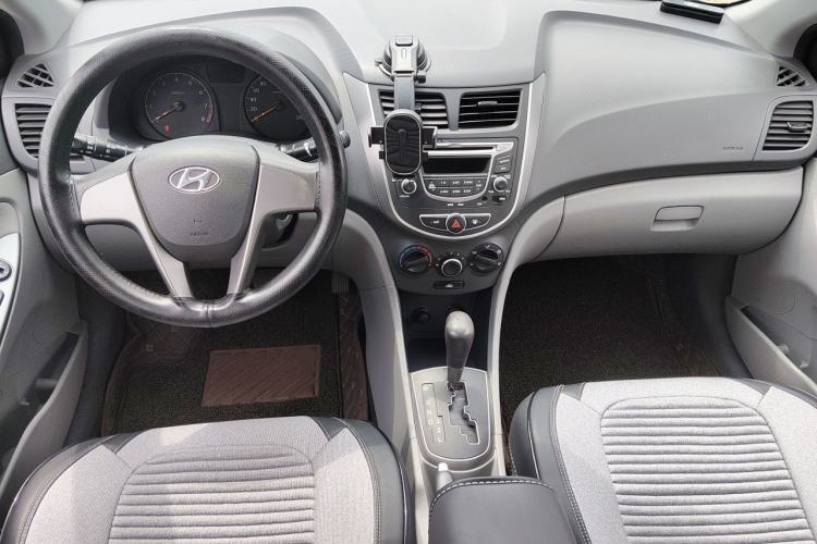 Used Hyundai Verna (older generation) 2014 1.4L Automatic Smart GLS Center Console
