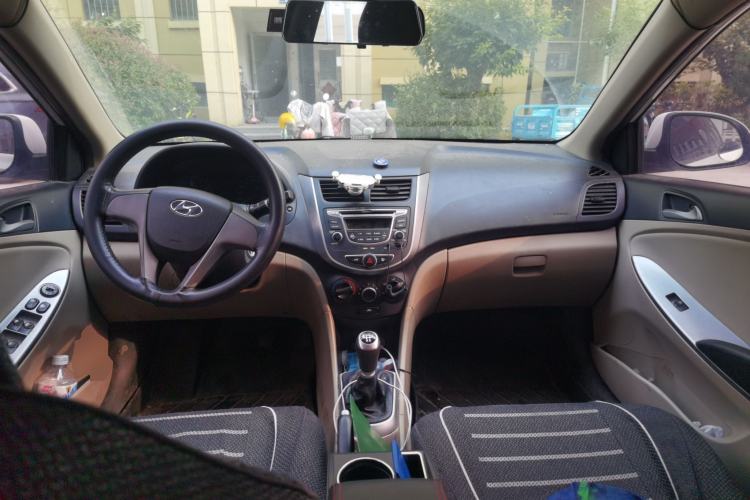 Used Hyundai Verna (older generation) 2014 1.4L Manual Smart GLS Trim Center Console