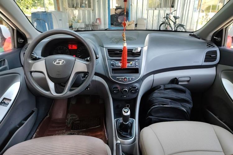 Used Hyundai Verna (older generation) 2014 1.4L Manual Fashion GS Model Center Console