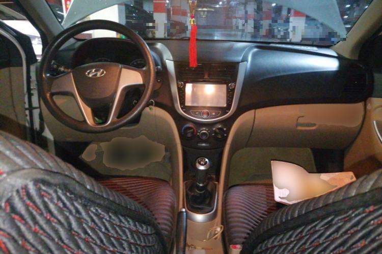 Used Hyundai Verna (older generation) 2014 1.4L Manual Smart GLS Trim Center Console