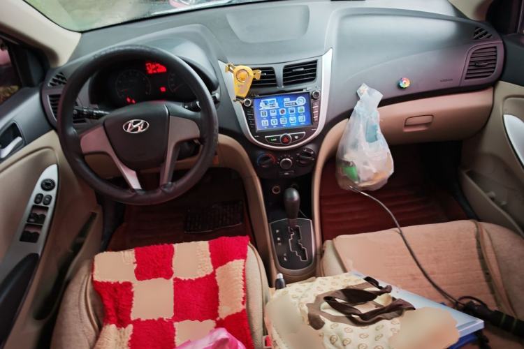 Used Hyundai Verna (older generation) 2014 1.4L Automatic Smart GLS Center Console