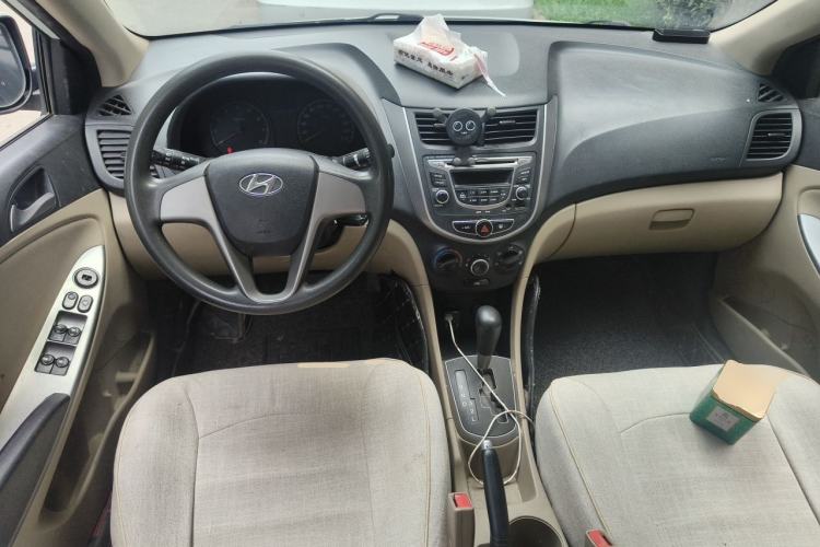 Used Hyundai Verna (older generation) 2014 1.4L Automatic Smart GLS Center Console
