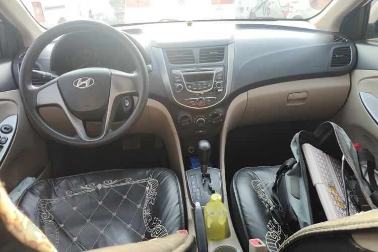 Used Hyundai Verna (older generation) 2014 1.4L Automatic Smart GLS Center Console