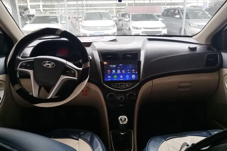 Used Hyundai Verna (older generation) 2014 1.4L Manual Smart GLS Trim Center Console