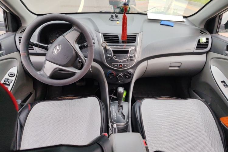 Used Hyundai Verna (older generation) 2014 1.4L Automatic Smart GLS Center Console