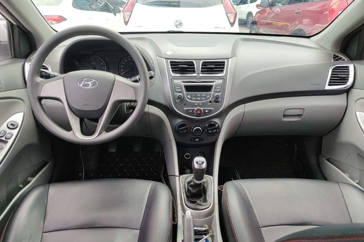 Used Hyundai Verna (older generation) 2014 1.4L Manual Smart GLS Trim Center Console