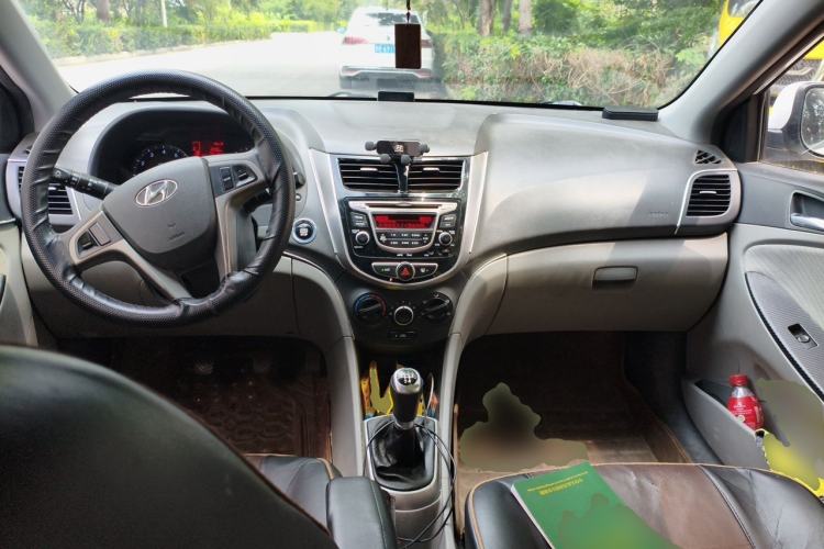 Used Hyundai Verna (older generation) 2014 1.4L Manual Top-Tier Model TOP Center Console