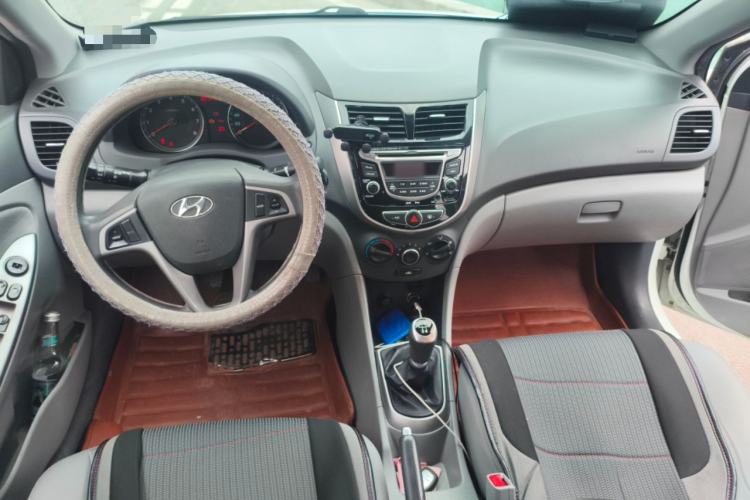 Used Hyundai Verna (older generation) 2014 1.4L Manual Top-Tier Model TOP Center Console