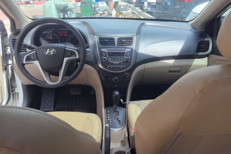 Used Hyundai Verna (older generation) 2014 1.4L Automatic Leading-Edge GLX Center Console