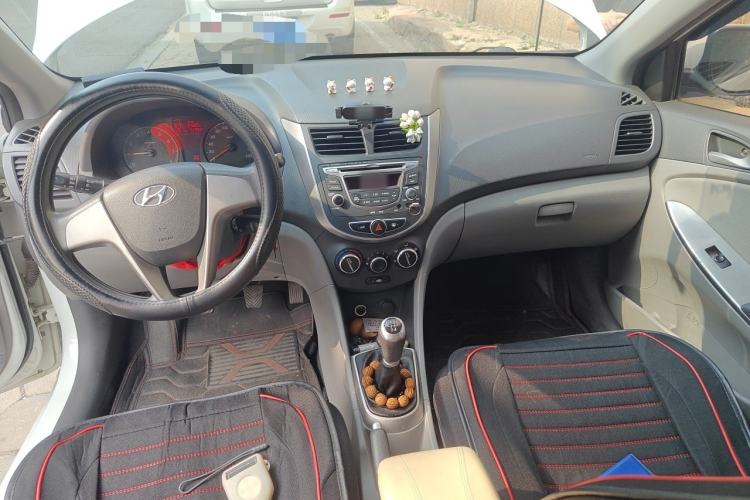 Used Hyundai Verna (older generation) 2014 1.4L Manual Smart GLS Trim Center Console