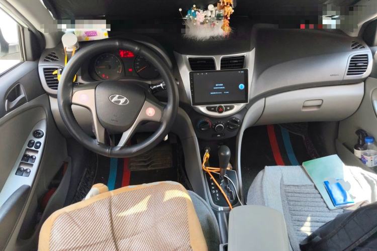 Used Hyundai Verna (older generation) 2014 1.4L Automatic Smart GLS Center Console