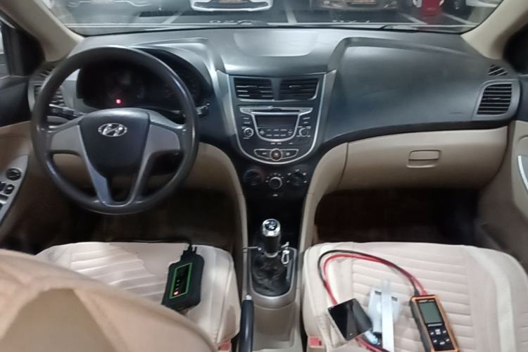 Used Hyundai Verna (older generation) 2014 1.4L Manual Smart GLS Trim Center Console