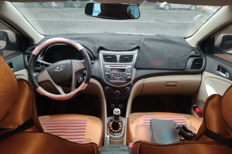 Used Hyundai Verna (older generation) 2014 1.4L Manual Smart GLS Trim Center Console