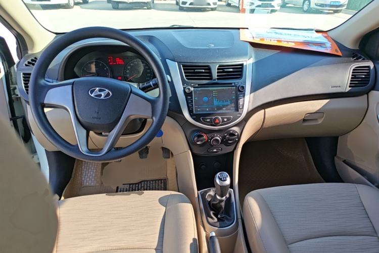 Used Hyundai Verna (older generation) 2014 1.4L Manual Smart GLS Trim Center Console