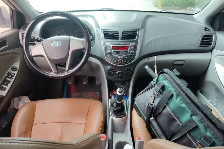 Used Hyundai Verna (older generation) 2014 1.4L Manual Smart GLS Trim Center Console