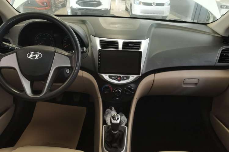 Used Hyundai Verna (older generation) 2014 1.4L Manual Smart GLS Trim Center Console