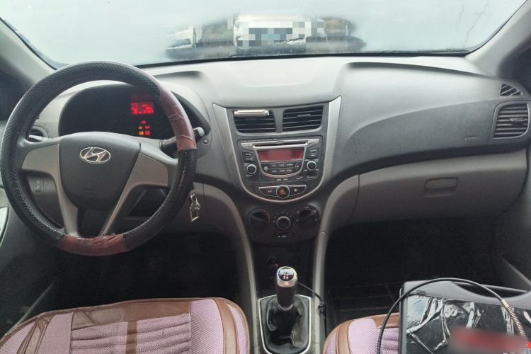 Used Hyundai Verna (older generation) 2014 1.4L Manual Smart GLS Trim Center Console