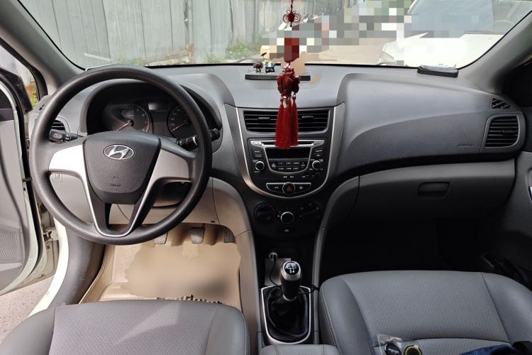 Used Hyundai Verna (older generation) 2014 1.4L Manual Smart GLS Trim Center Console