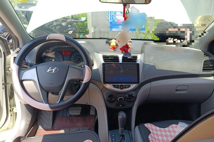 Used Hyundai Verna (older generation) 2014 1.4L Automatic Fashion GS Model Center Console