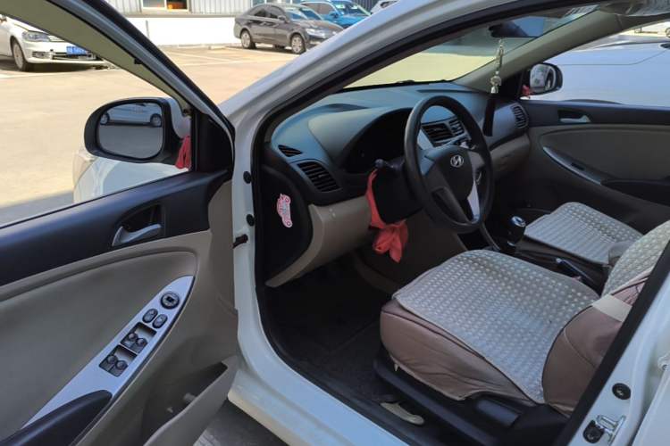Used Hyundai Verna (older generation) 2014 1.4L Manual Smart GLS Trim Driver Seat