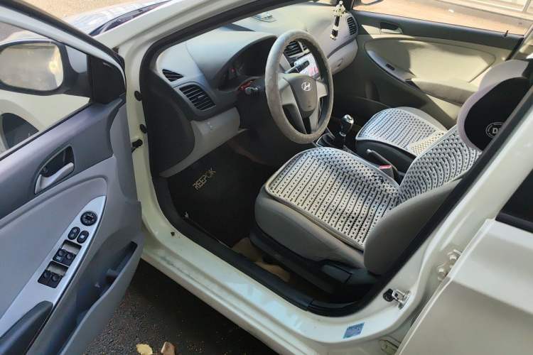 Used Hyundai Verna (older generation) 2014 1.4L Manual Top-Tier Model TOP Driver Seat