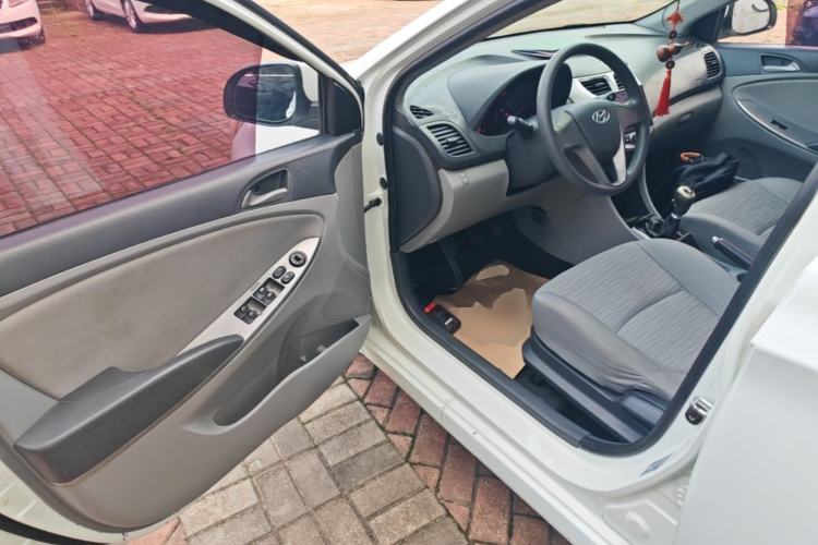 Used Hyundai Verna (older generation) 2014 1.4L Manual Smart GLS Trim Driver Seat