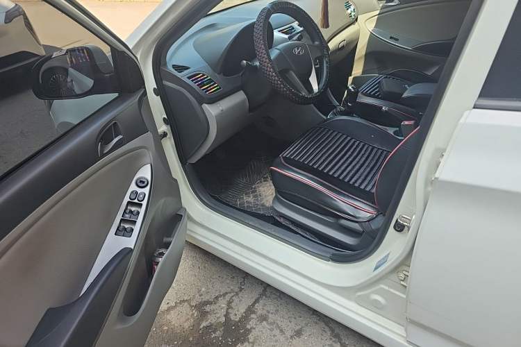 Used Hyundai Verna (older generation) 2014 1.4L Manual Smart GLS Trim Driver Seat