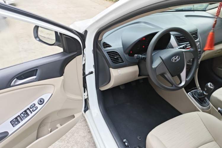 Used Hyundai Verna (older generation) 2014 1.4L Manual Smart GLS Trim Driver Seat