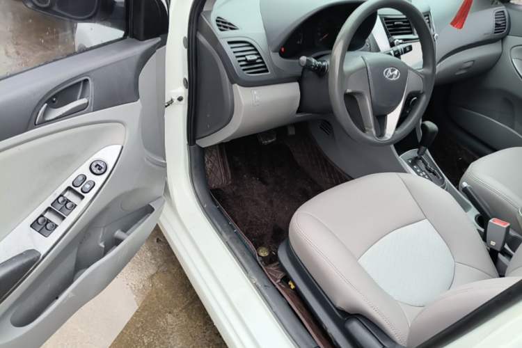 Used Hyundai Verna (older generation) 2014 1.4L Automatic Smart GLS Driver Seat