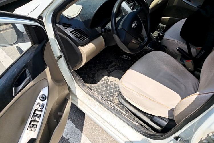 Used Hyundai Verna (older generation) 2014 1.4L Manual Smart GLS Trim Driver Seat