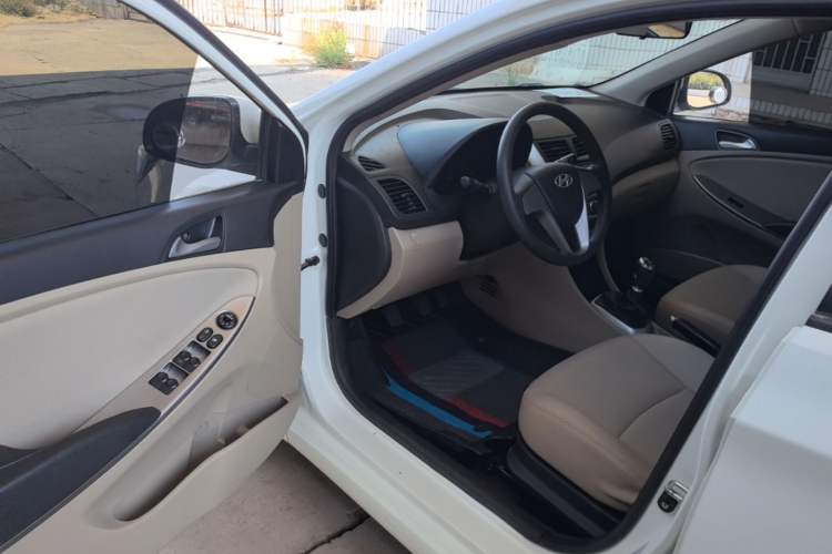 Used Hyundai Verna (older generation) 2014 1.4L Manual Smart GLS Trim Driver Seat