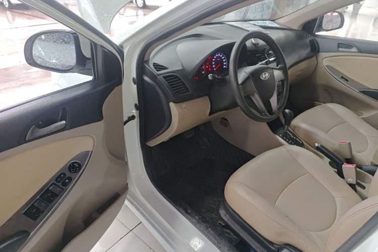 Used Hyundai Verna (older generation) 2014 1.4L Automatic Leading-Edge GLX Driver Seat
