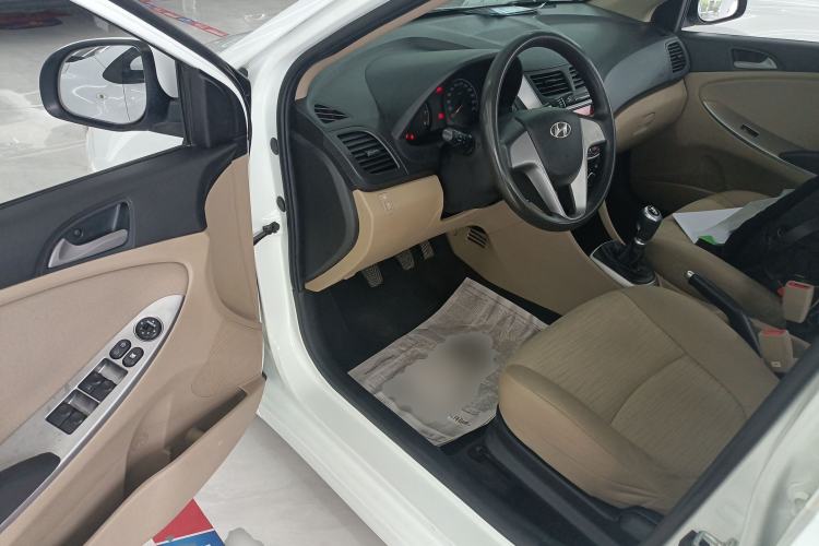 Used Hyundai Verna (older generation) 2014 1.4L Manual Smart GLS Trim Driver Seat