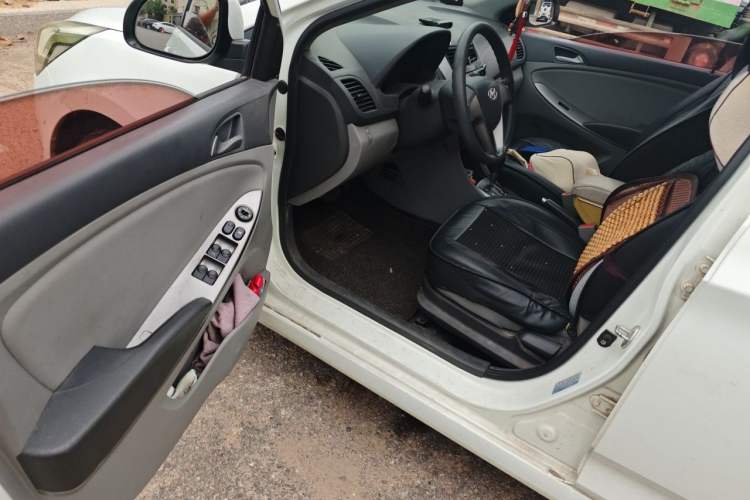 Used Hyundai Verna (older generation) 2014 1.4L Automatic Smart GLS Driver Seat