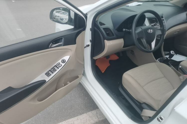 Used Hyundai Verna (older generation) 2014 1.4L Manual Smart GLS Trim Driver Seat