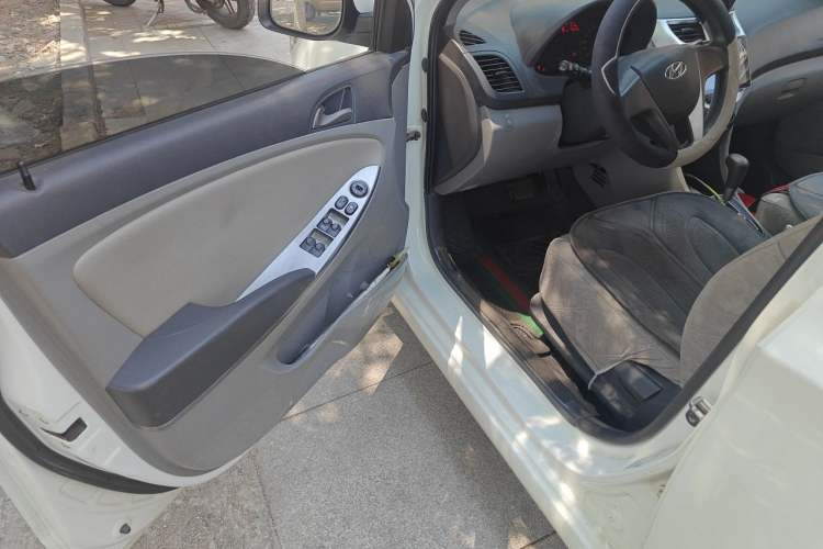 Used Hyundai Verna (older generation) 2014 1.4L Automatic Smart GLS Driver Seat