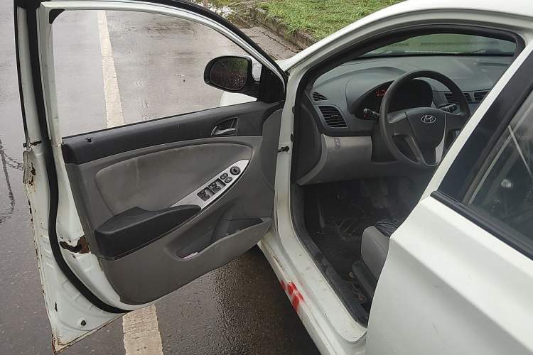 Used Hyundai Verna (older generation) 2014 1.4L Manual Fashion GS Model Driver Seat