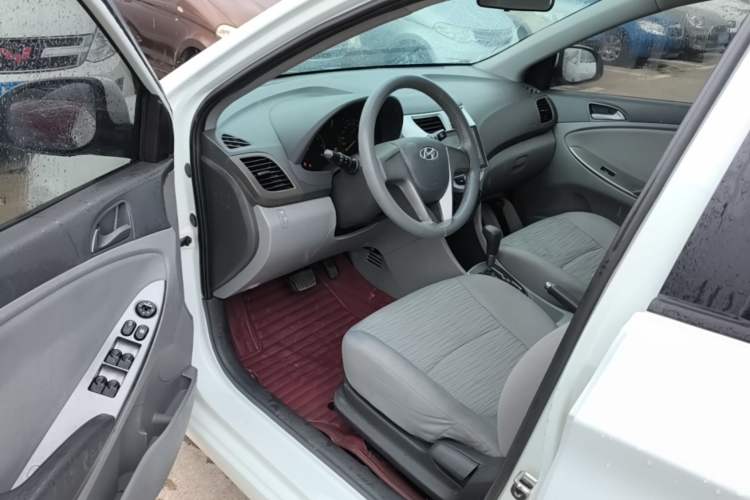 Used Hyundai Verna (older generation) 2014 1.4L Automatic Smart GLS Driver Seat