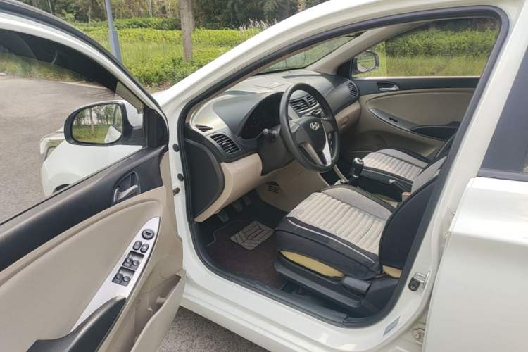 Used Hyundai Verna (older generation) 2014 1.4L Manual Smart GLS Trim Driver Seat